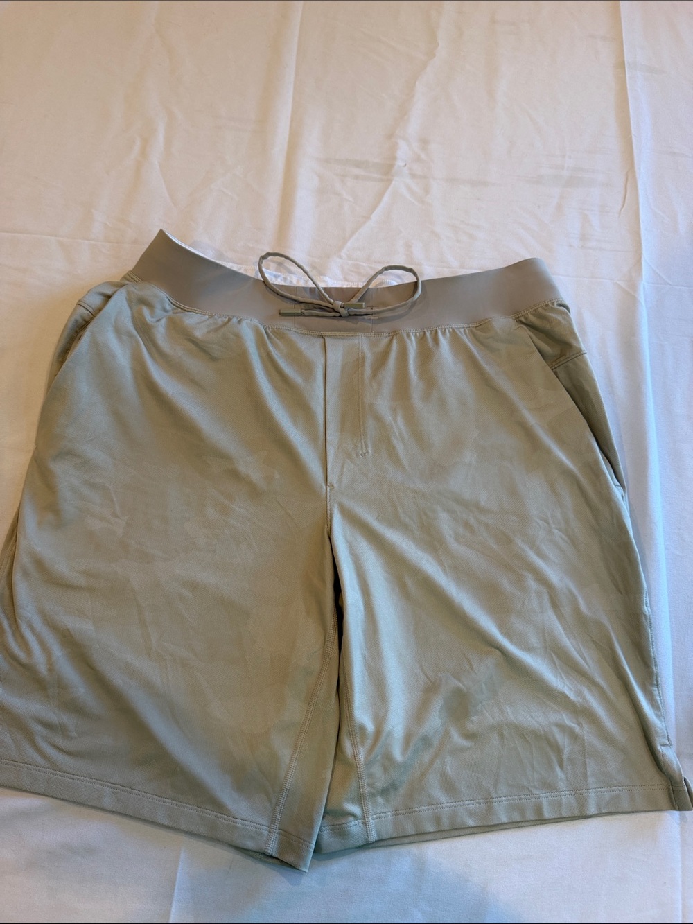 3209208 lululemon athletica Drawstring Camo Olive Performance Shorts SZ XL EUC